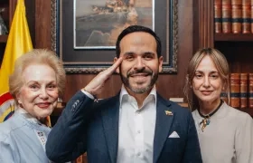 La diseñadora Silvia Tcherassi junto su mamá Vera Solano de Tcherassi y el al presidente electo Abelardo De La Espriella. 