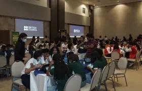 Los jóvenes enfrentaron diferentes desafíos académicos mediante el uso de tabletas y herramientas digitales.
