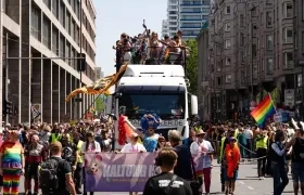 Varias personas participando en la fiesta del Día del Orgullo LGTBI.