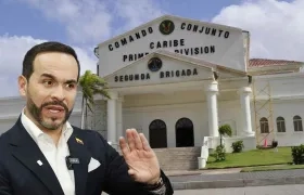 Abelardo De La Espriella y de fondo el Batallón Paraíso.