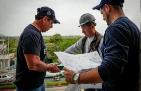 El alcalde Alejandro Char inspeccionando las obras de la estación de Policía. 