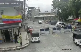Momento del ataque con drones en la estación de Policía. 