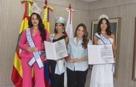 Lorangelly Monsalvo e Isabella Niño Morales, junto a la Secretaria de Cultura Verónica Cantillo y Andrea Romero, Miss Mundo Colombia 2025