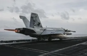 vión de combate en el USS Abraham Lincoln durante una de las operaciones aéreas contra objetivos militares en Irán 