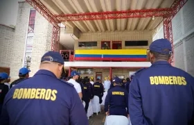 Bomberos recibiendo equipos y kits del Ministerio del Interior.
