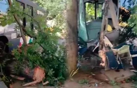 La parte frontal del bus quedó averiada tras el impacto. 