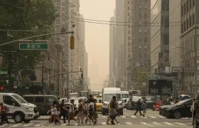 Densa capa de humo en la ciudad de Nueva York. 