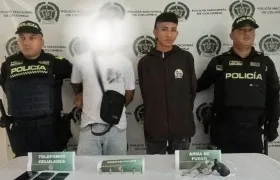 Andrés Felipe Castro Castro (camisa negra) fue asegurado y el otro hombre (camisa blanca) fue dejado en libertad. 