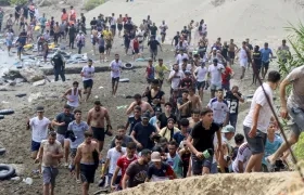 Miles de migrantes acceden al territorio español desde Marruecos a Ceuta.