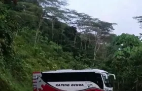 Bus bloqueando vía en el Chocó.