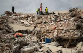 Voluntarios y rescatistas trabajan en un edificio derrumbado por el doble terremoto en Catia La Mar, en Venezuela. 