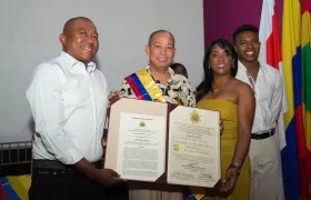 Juan Carlos Ospino, director de Carnaval de Barranquilla recibió el reconocimiento por parte del congresista Gersel Pérez. 