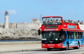 Bus turístico recorre el Malecón de La Habana. 