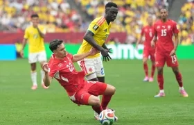 Davinson Sánchez  en una jugada del partido.