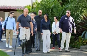 La presidenta encargada, Delcy Rodríguez junto a los miembros de la delegación de EE.UU.