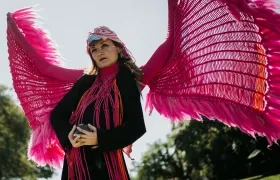 Genifer Gerhardt, la brasilera que interpreta el performance ‘Mujer pájaro’.