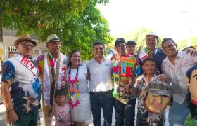 Directivos de Carnaval de Barranquilla, funcionarios y hacedores durante la inauguración de los 'Puntos de memoria'.