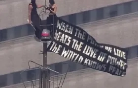 Dos personas que subieron sin permiso a la antena de la cima del Empire State Building.
