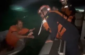 Momento en el que fueron rescatados dos los pescadores en San Andrés.