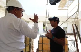 El alcalde Alejandro Char visitando obra de la estación de Caribe Verde.