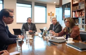 El ministro de Justicia designado, Iván Cancino, con la fiscal Luz Adriana Camargo.