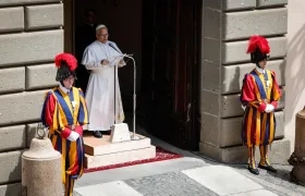 El Papa durante del rezo del Ángelus este domingo en Castel Gandolfo.