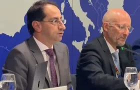 El vicepresidente electo José Manuel Restrepo y embajador de la Unión Europea en Colombia, François Roudié.