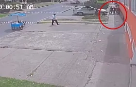 Escena donde trasladan a la mujer a un vehículo. 