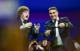 Flávio Bolsonaro y Javier Milei, durante la convención nacional del Partido Liberal de Brasil. 