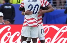 Folarin Balogun y Malik Tillman de Estados Unidos celebran el primer gol 