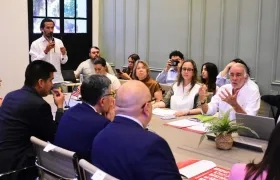 El Gobernador del Atlántico, Eduardo Verano, con los delegados del Departamento de Estado. 
