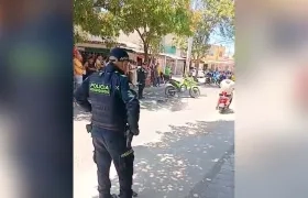 La Policía acordonó el área donde se presentó el intercambio de disparos. 