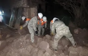 Integrantes de las Fuerzas Armadas removiendo escombros tras un sismo en la provincia de Chupaca.