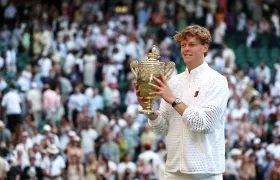 Jannik Sinner con su trofeo.