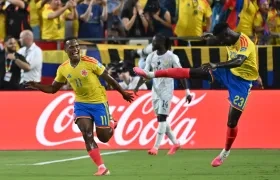 Jhon Arias celebra su gol