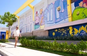 Juan Carlos Ospino, director de Carnaval de Barranquilla S.A.S., en un recorrido por la obra.