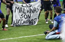 Jugadores argentinos con bandera reivindicando Las Malvinas.