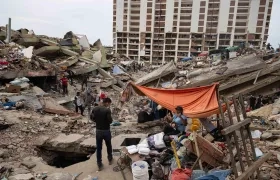 Personas buscan entre los escombros en La Guaira. 