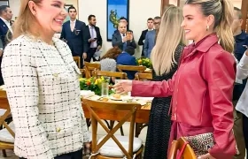 Liliana Borrero y Ana Lucía Pineda, primera gestora del Atlántico y primera dama de la Nación entrante. 