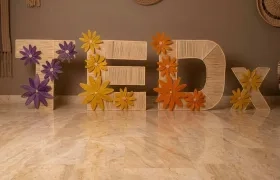 Logo de TEDxBarranquilla en palma de iraca