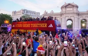 La selección española por la calles de Madrid este lunes. 