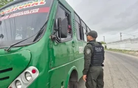 Los uniformados entregan recomendaciones de autoprotección a transportadores y comerciantes. 