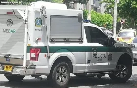 La Sijin de la Policía llevando un cuerpo a Medicina Legal. 