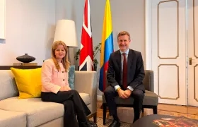 La Ministra de Transporte designada, Elsa Noguera, y el embajador del Reino Unido en Colombia, George Hodgson.