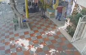 Momento en que el extorsionista realizó los disparos al negocio. 