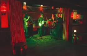 La agrupación Morat lanzó la campaña 'El traje que te traje' para sus conciertos de 'Ya es mañana'.