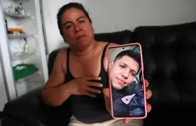 Nayibe Ayala muestra una foto de su vecino, Johan Sebastián Durán Guerrero.
