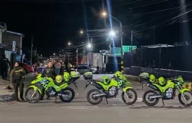 Policía en las afueras de las instalaciones de Postobón.