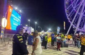 Policía en un fan zone.