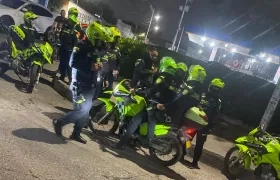 Varias patrullas de la Policía en el lugar donde se presentó el suceso. 
